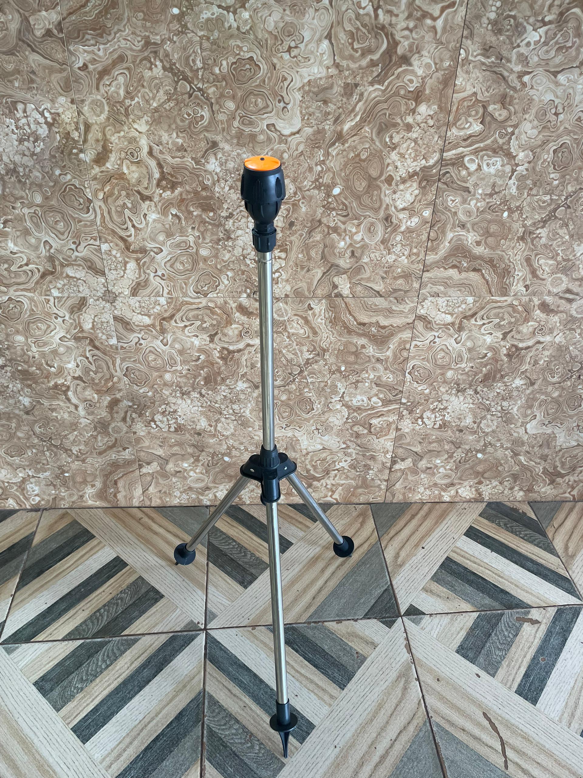 GARDEN ROTATING SPRINKLER WITH TRIPOD. - Image 2