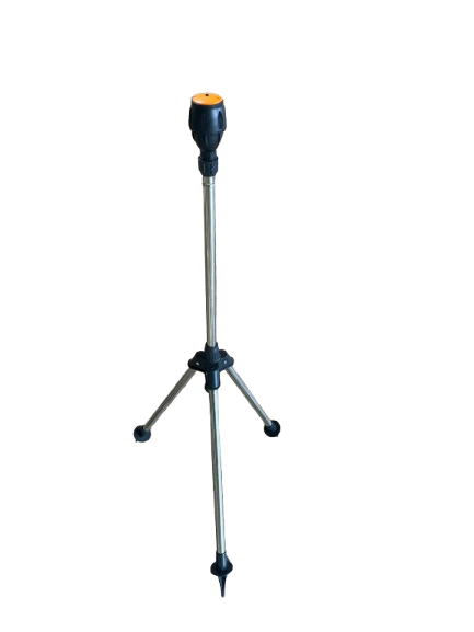 GARDEN ROTATING SPRINKLER WITH TRIPOD.